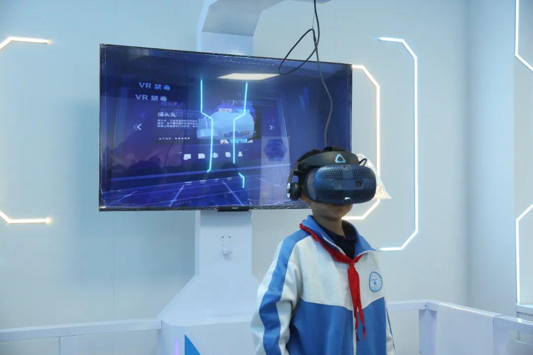 學(xué)生通過VR體驗(yàn)相關(guān)犯罪場景.jpg