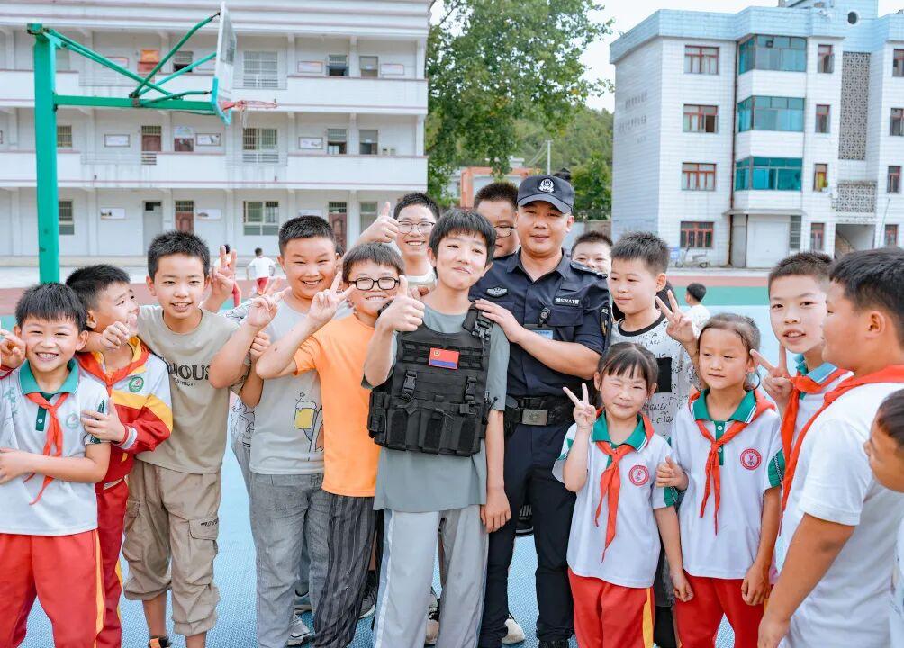 學生與民警合照.jpg 學生與民警合照.jpg