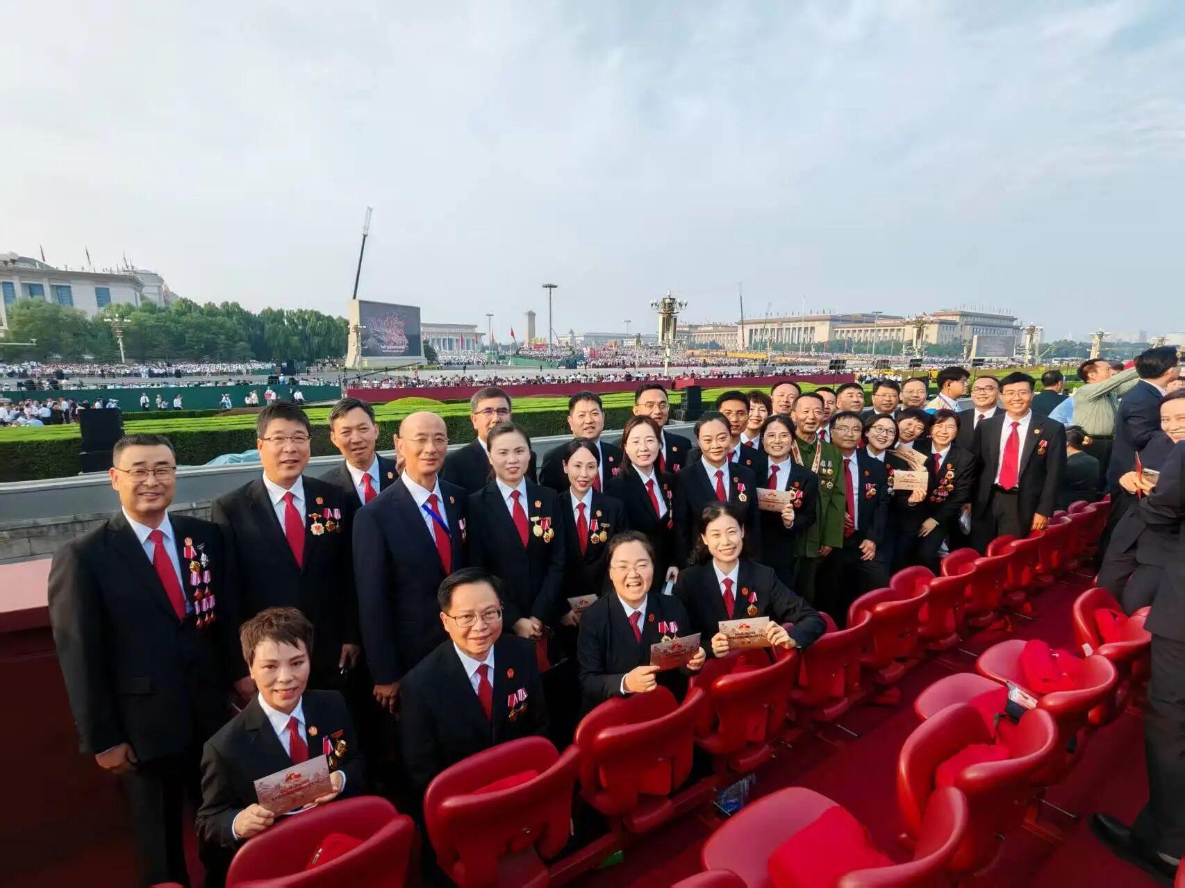 陳福江在天安門現(xiàn)場觀禮(最后一排左數(shù)第三位為陳福江).jpg 陳福江在天安門現(xiàn)場觀禮(最后一排左數(shù)第三位為陳福江).jpg