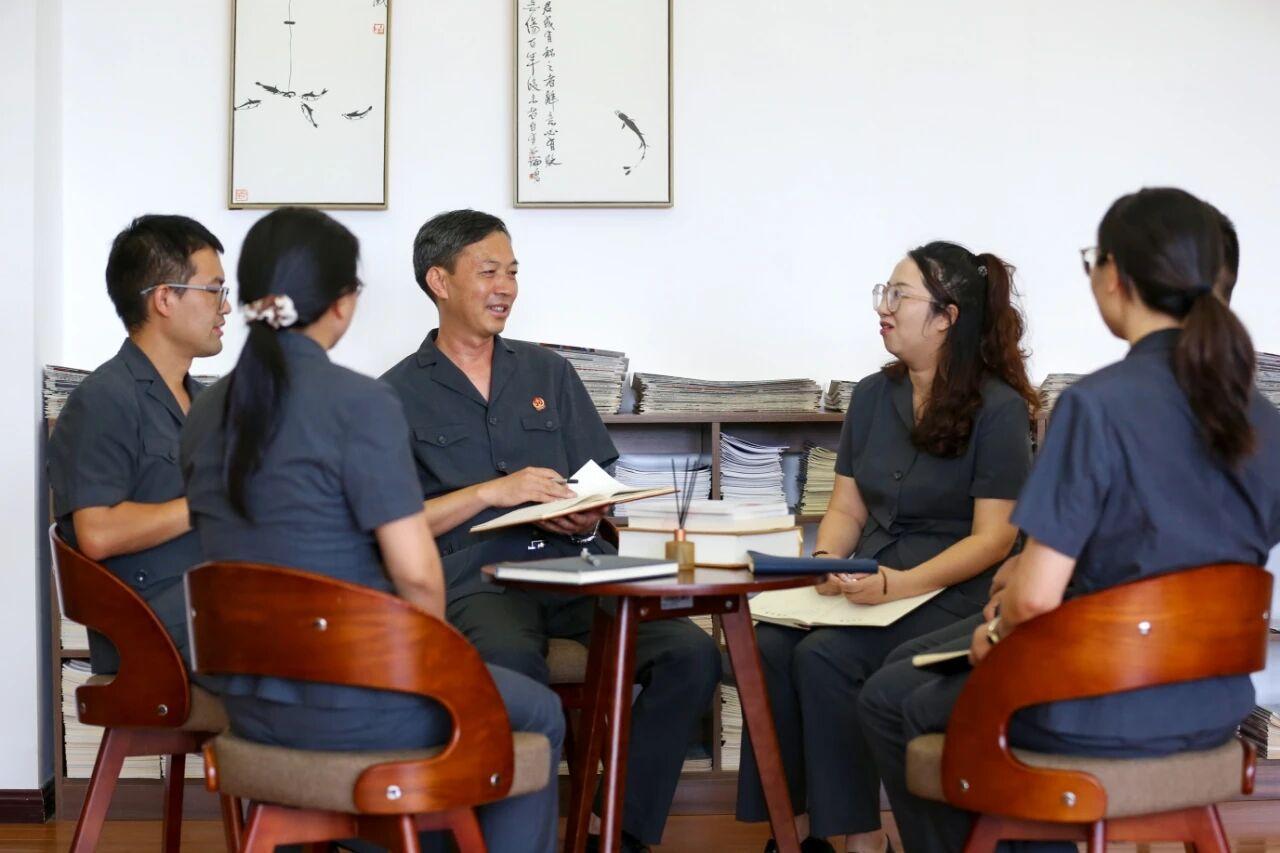 陳福江與同事分享現(xiàn)場閱兵感受.jpg 陳福江與同事分享現(xiàn)場閱兵感受.jpg