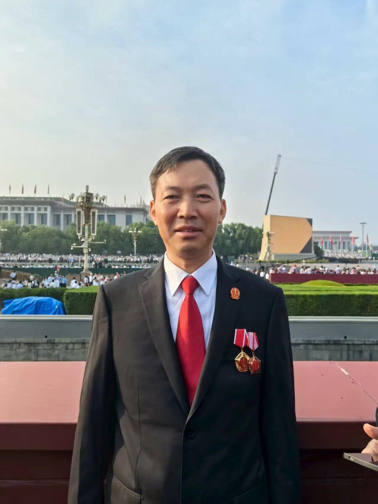 陳福江在天安門現(xiàn)場觀禮.jpg 陳福江在天安門現(xiàn)場觀禮.jpg