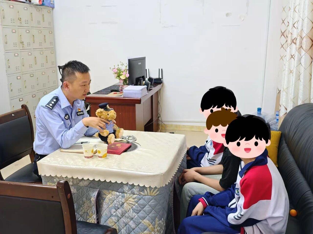 與學(xué)生面對面交流.jpg 與學(xué)生面對面交流.jpg