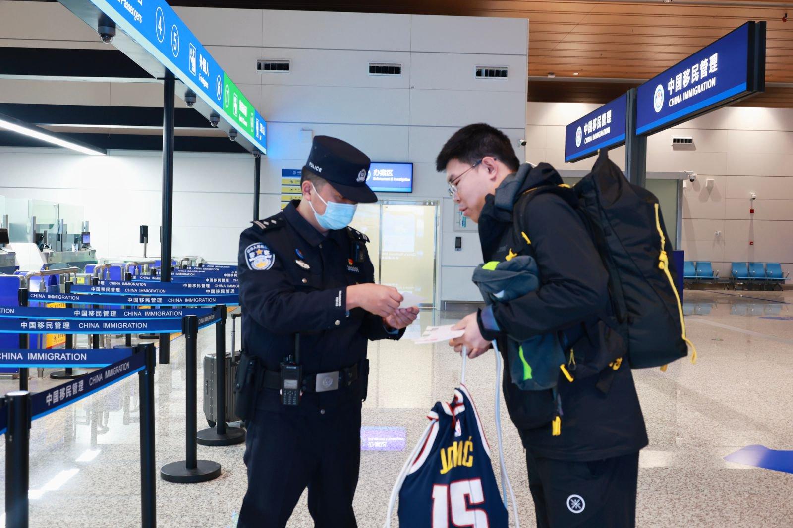 貴陽邊檢站高效保障貴陽至越南胡志明市直飛航線首航邊防檢查任務(wù)