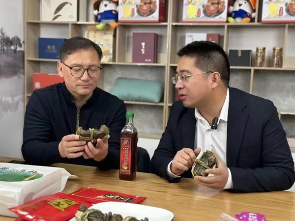 馬恒宏正在進行電商直播。雙游村供圖