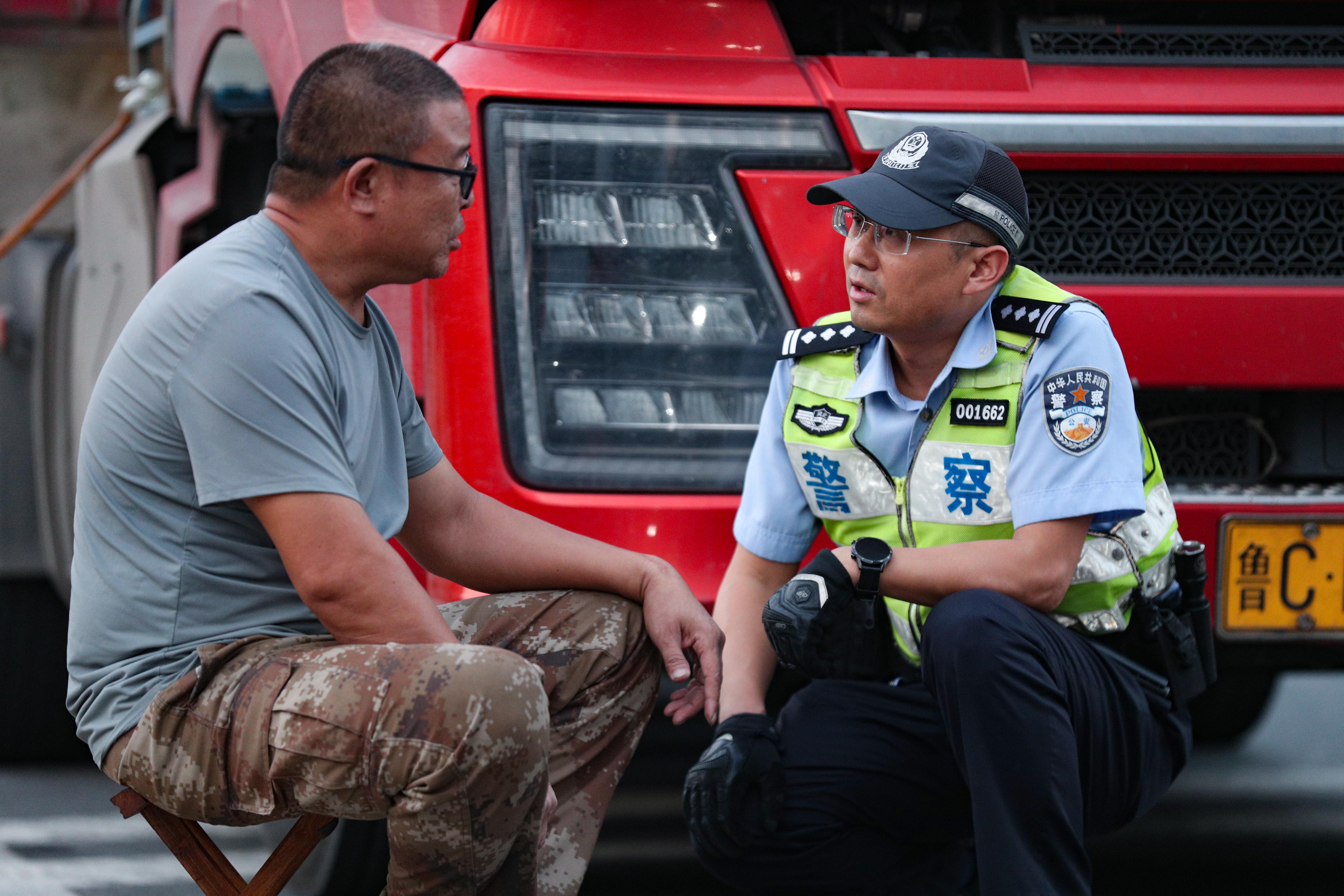 許俊富向大車司機(jī)了解案件情況.jpg