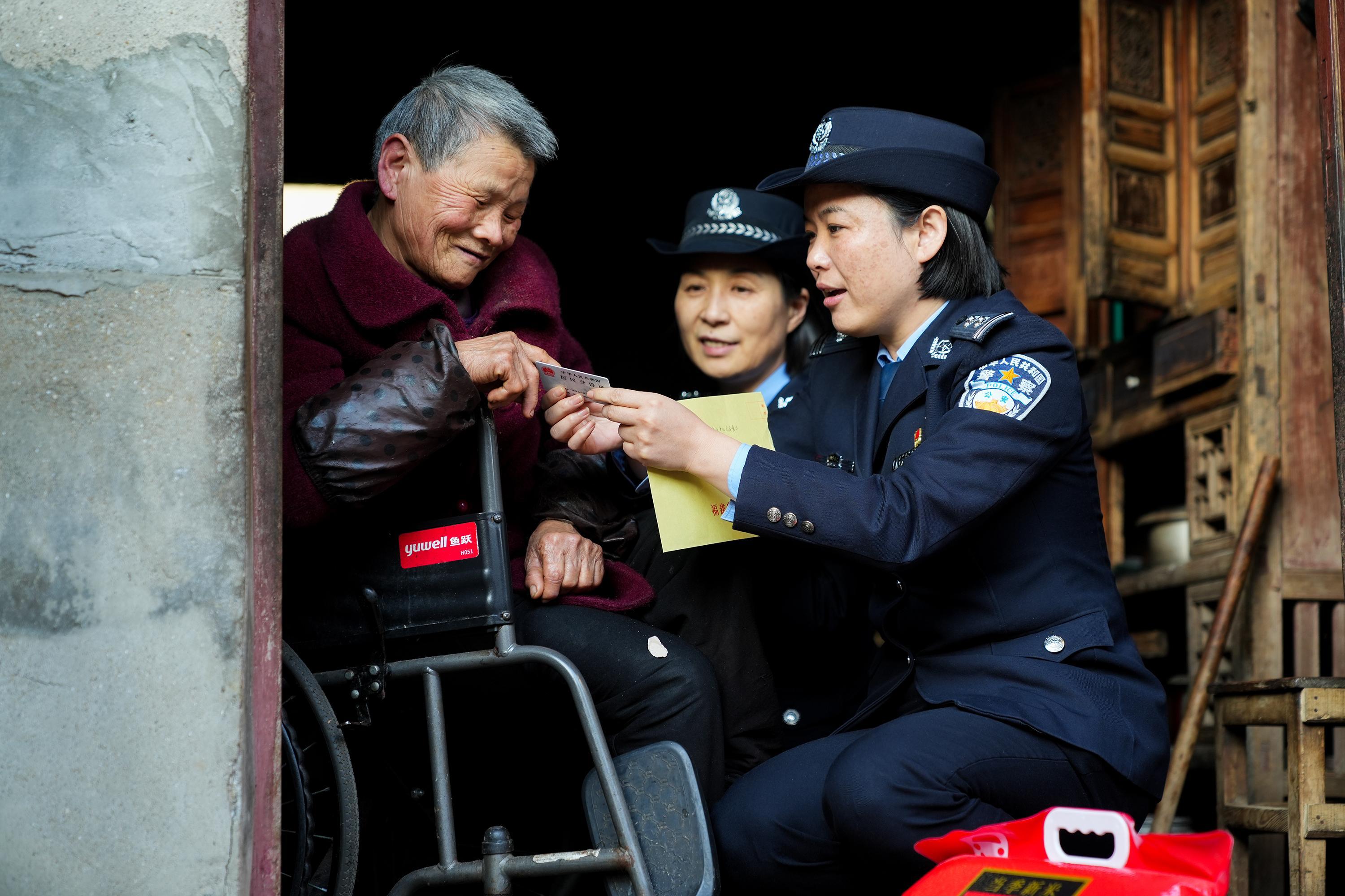 民警張瑜：窗口方寸地 為民萬里情