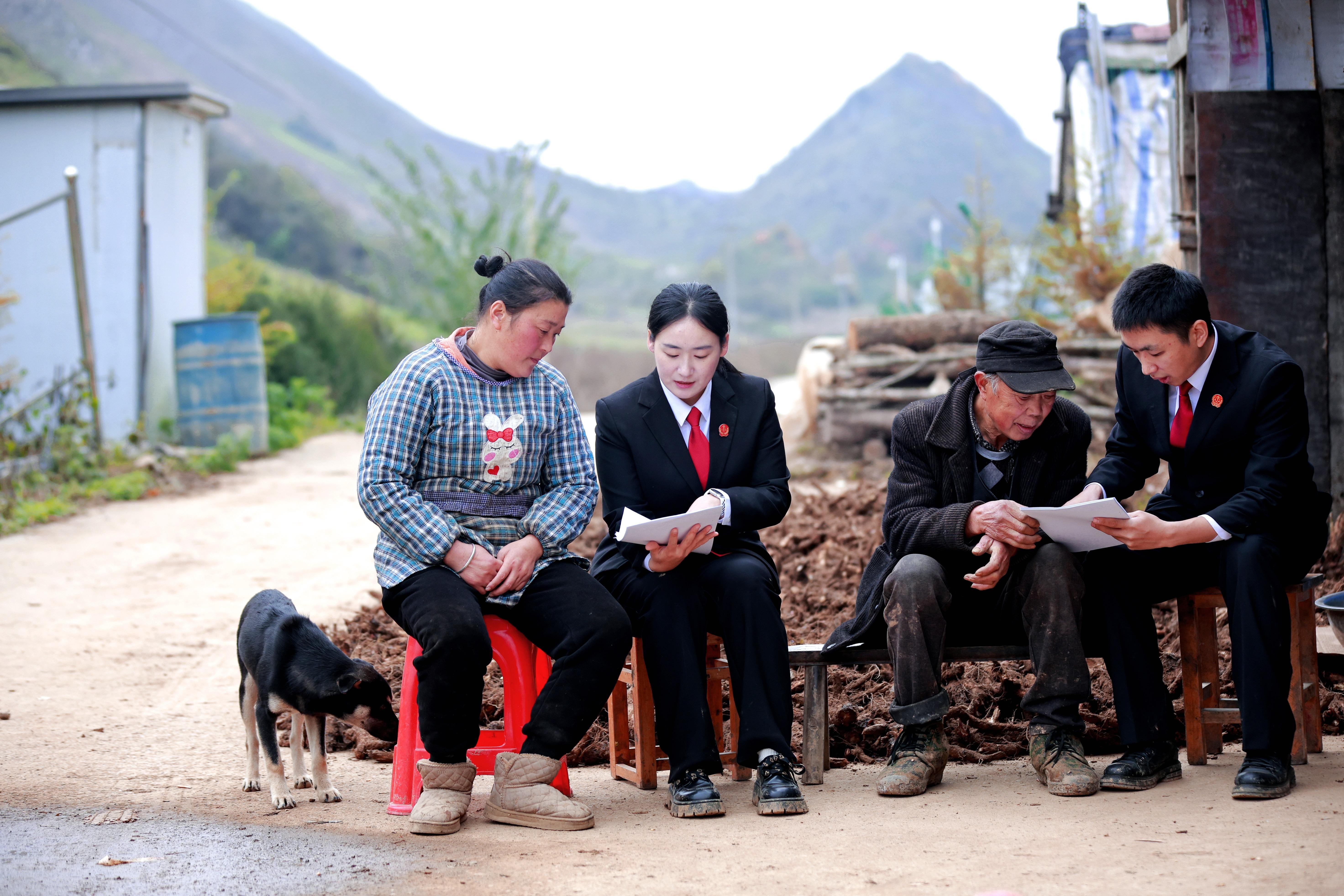 送法進(jìn)山村 護(hù)航“金”木香
