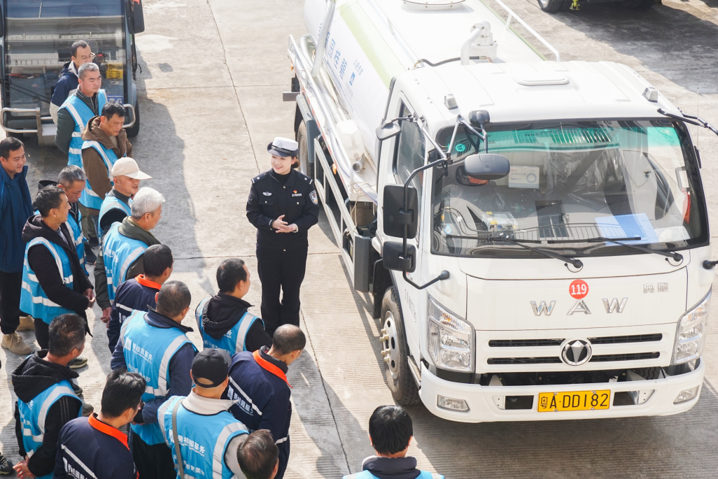 江西贛州：交通安全課送到環(huán)衛(wèi)一線(xiàn)