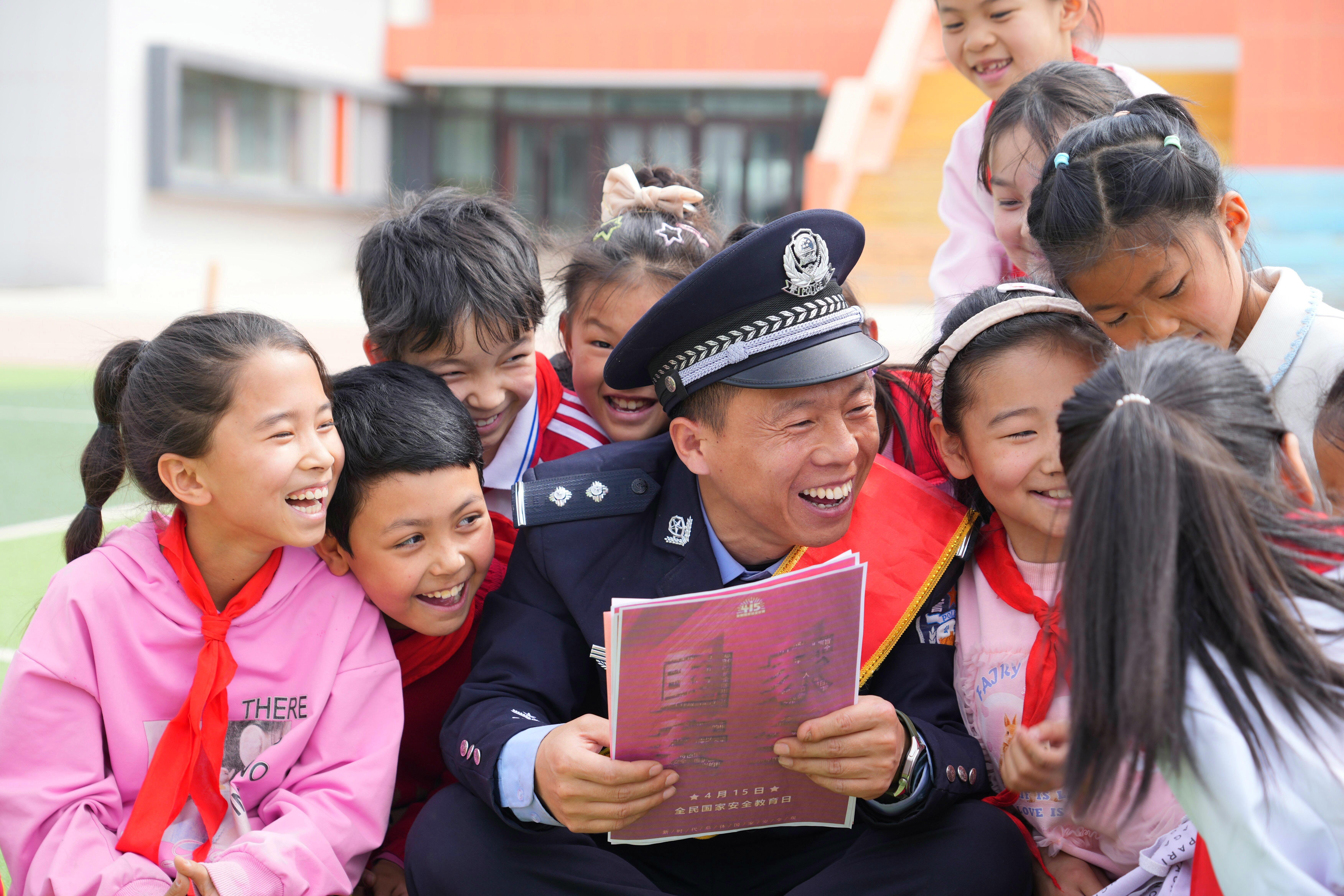 新疆溫宿公安：“法治進(jìn)校園”構(gòu)筑青春防護(hù)盾