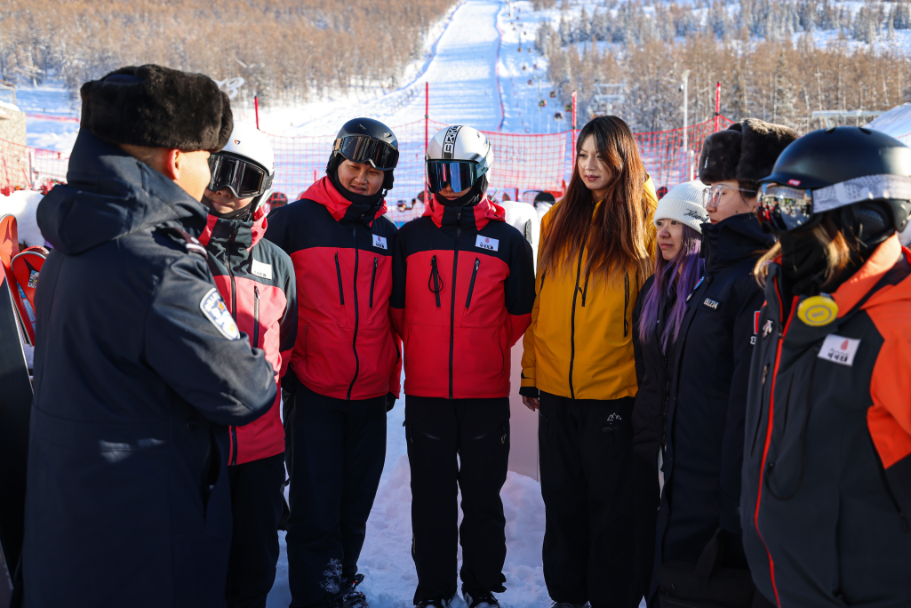新疆富蘊(yùn)：-30℃，戍邊民警護(hù)航冰雪旅游