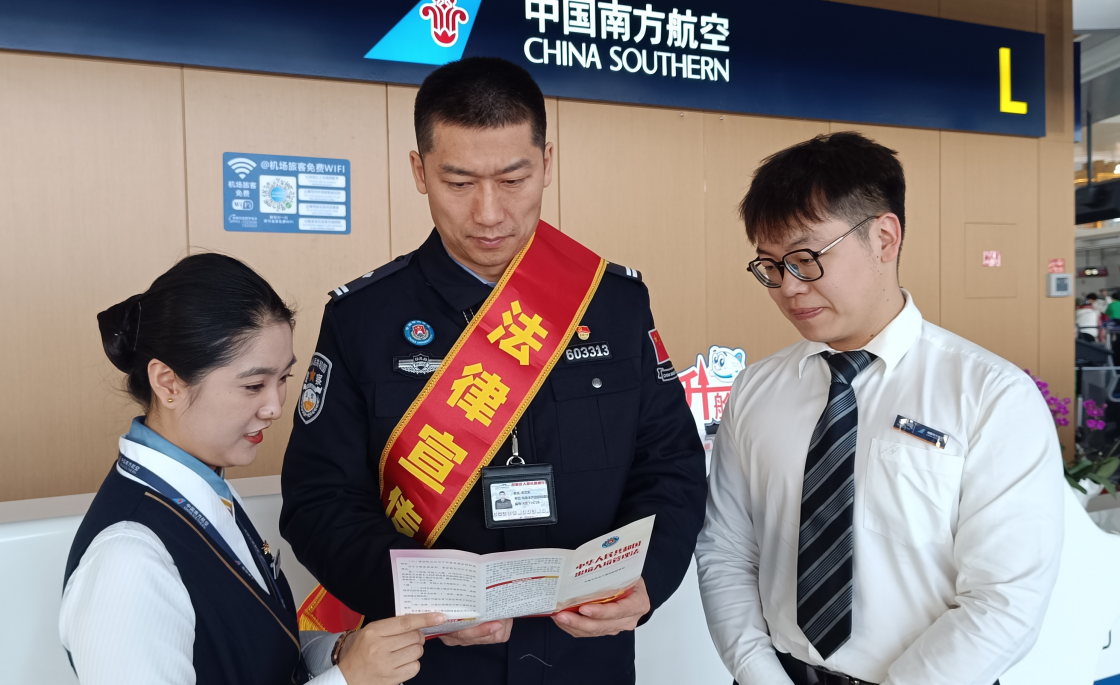 烏魯木齊出入境邊防檢查站開(kāi)展“法治護(hù)航”法律宣傳活動(dòng)