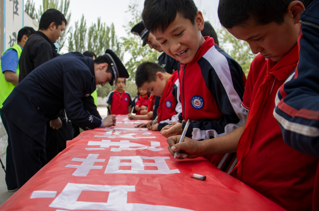 莎車鐵警“護苗”宣傳進校園 讓安全知識入腦入心