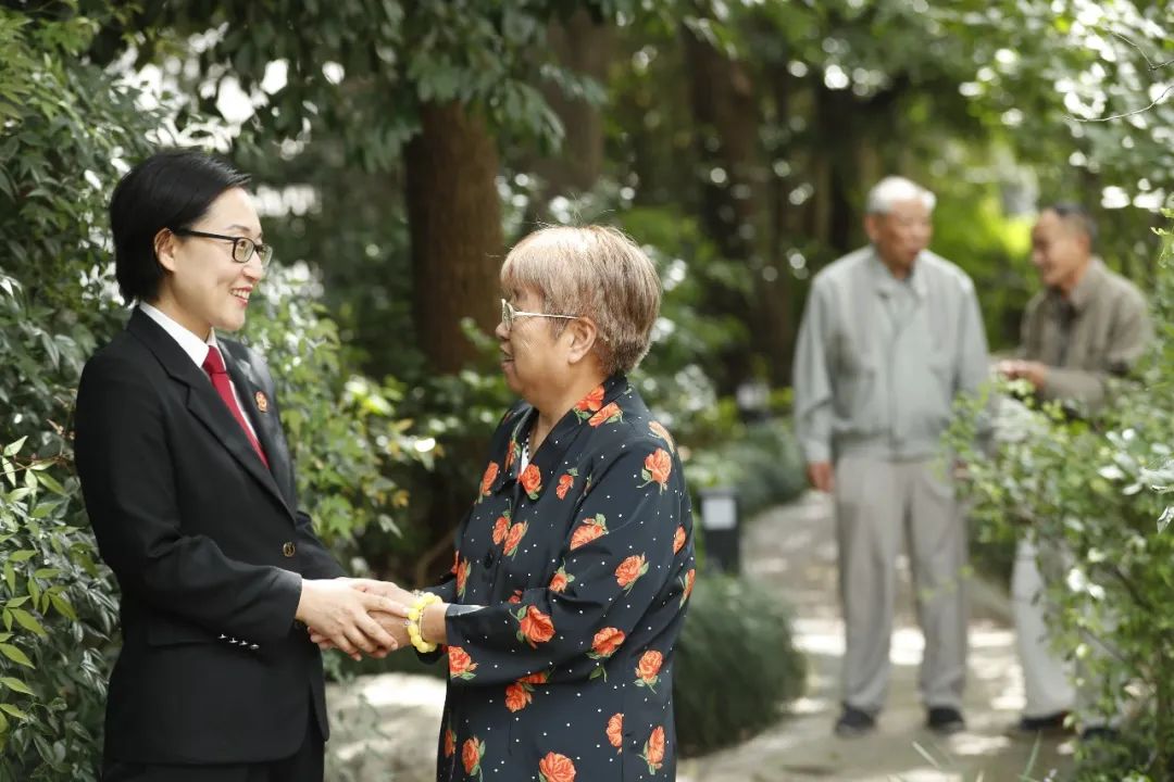 法官白云與當(dāng)事人在一起。.jpg