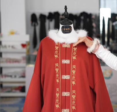 新春走基層 | 香味漢服、AI設(shè)計(jì)……漢服里的“黑科技”