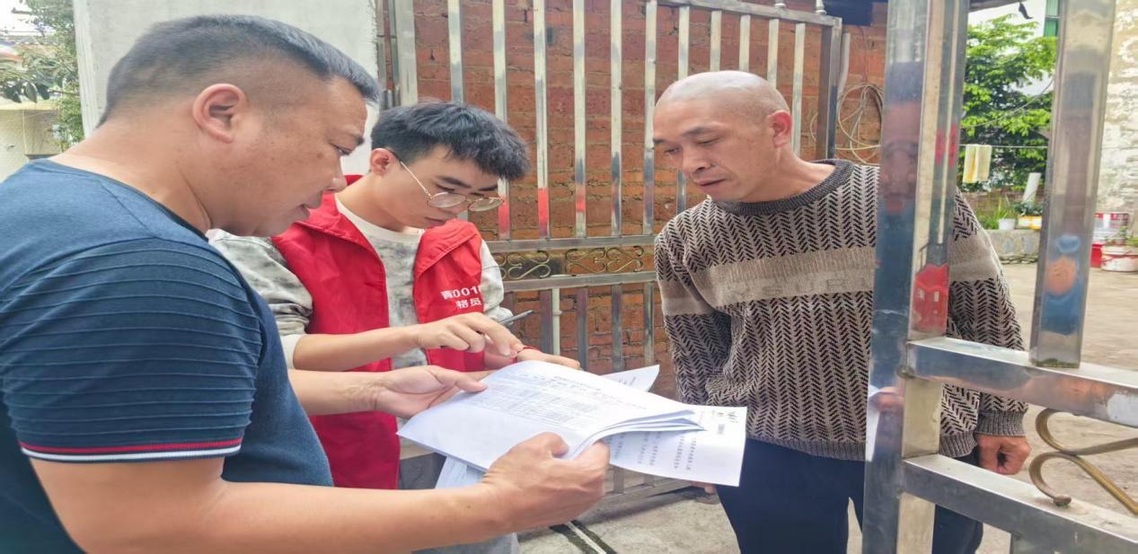 龍井村村兩委及網(wǎng)格員入戶給村民宣傳未成年人防溺水，電信詐騙等內(nèi)容.jpg