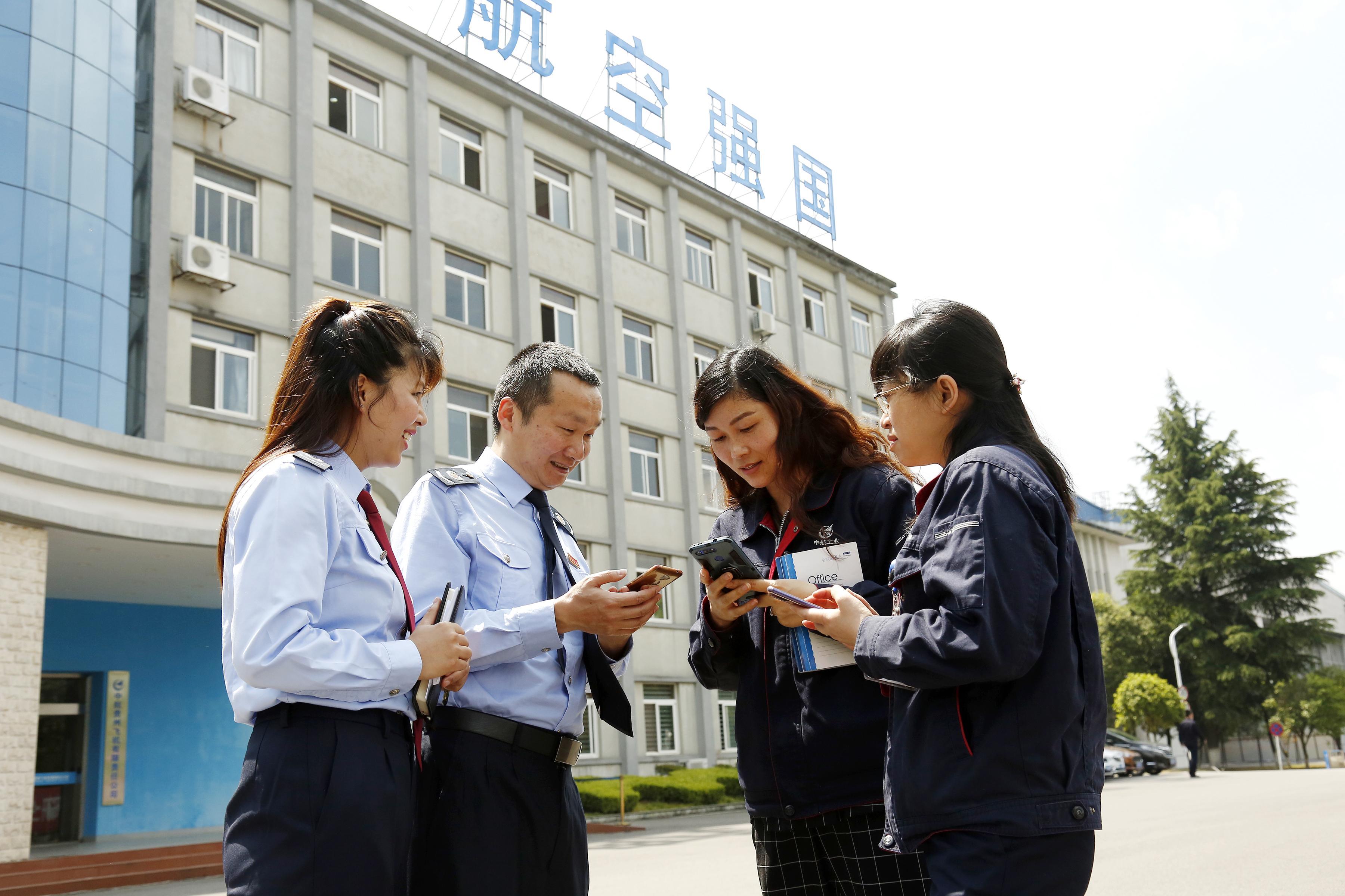 “金稅委員” 走進(jìn)企業(yè)，為企業(yè)詳細(xì)解說稅務(wù)部門在減稅降費(fèi)、納稅服務(wù)、助企紓困等方面的措施與成效，并專項(xiàng)輔導(dǎo)企業(yè)所需稅費(fèi)知識。.jpg