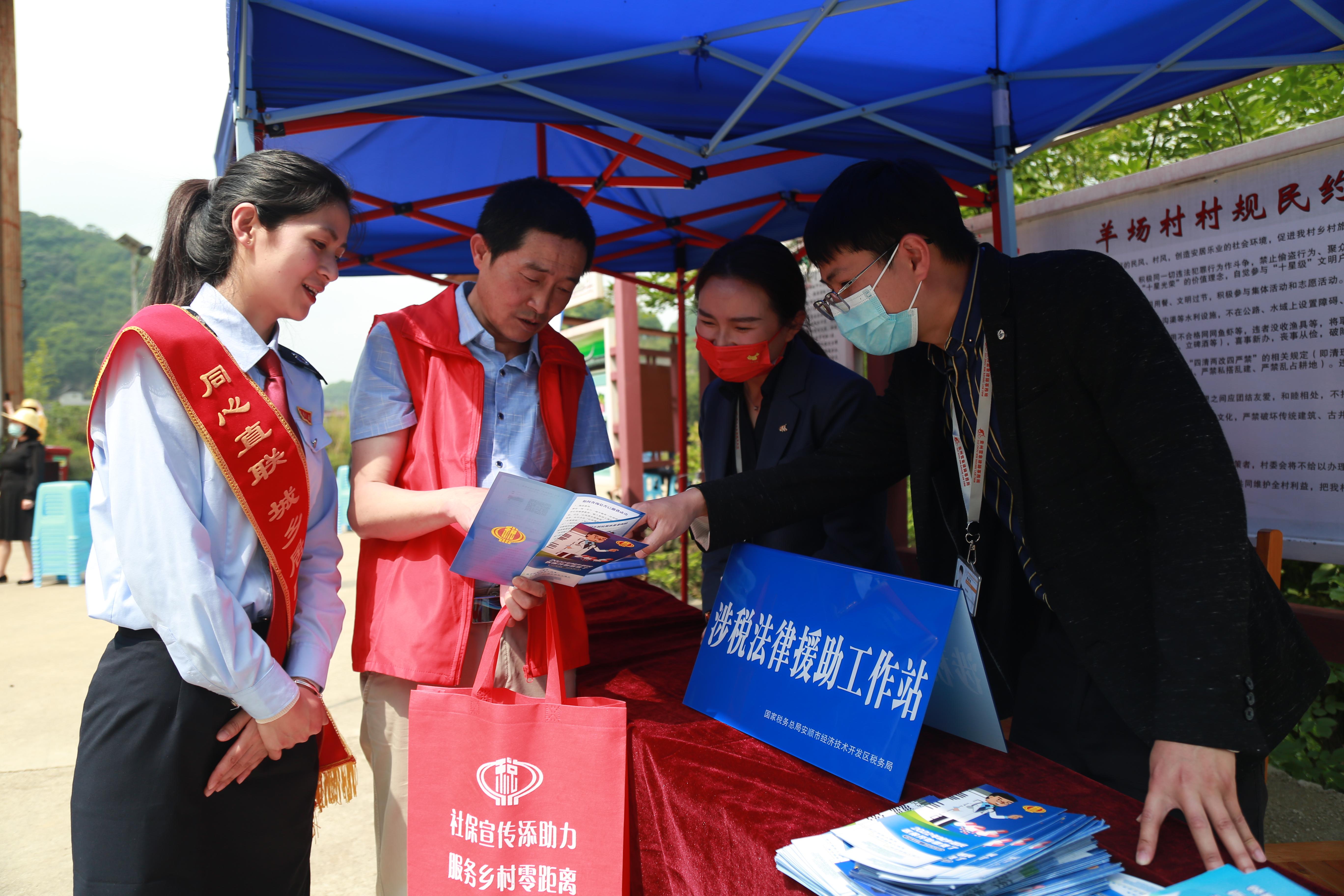以青年稅務(wù)干部為主體，打造“鄉(xiāng)村振興助農(nóng)服務(wù)隊(duì)”，走進(jìn)鄉(xiāng)村、農(nóng)業(yè)合作社提供發(fā)票代開指導(dǎo)、社保繳費(fèi)宣傳、涉稅政策咨詢等稅費(fèi)服務(wù)。.jpg