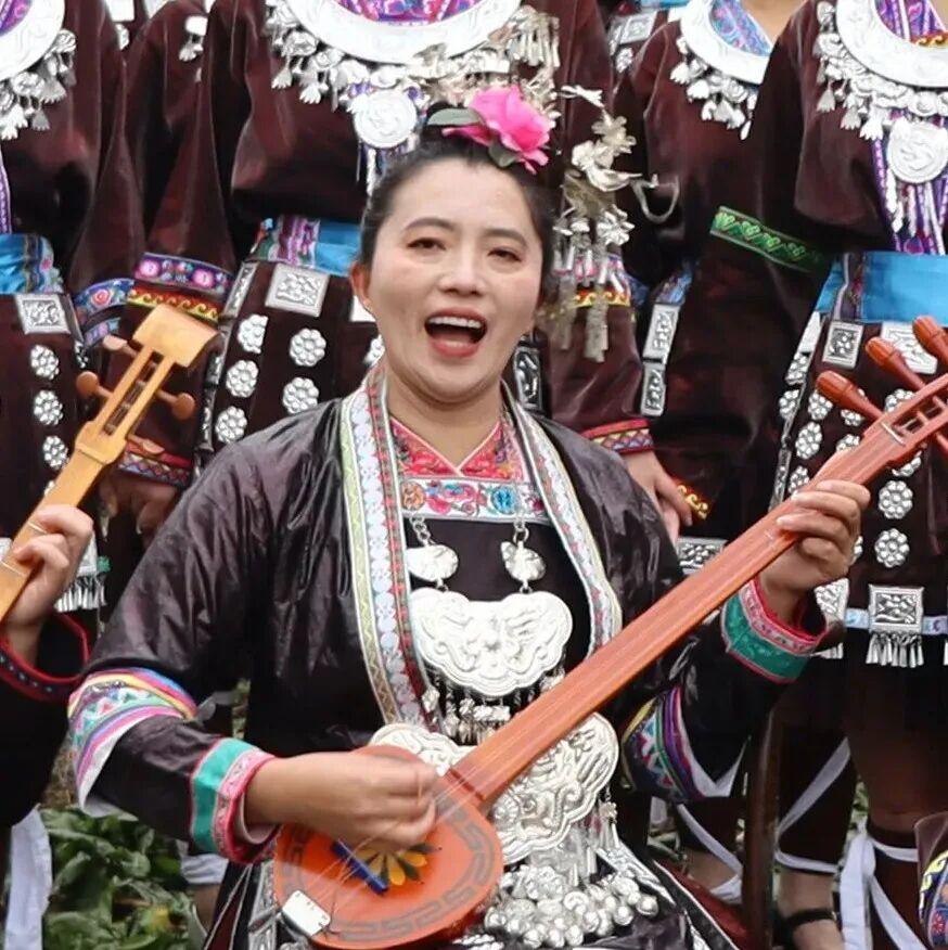 陳佳林身穿民族服飾表演.jpg 陳佳林身穿民族服飾表演.jpg