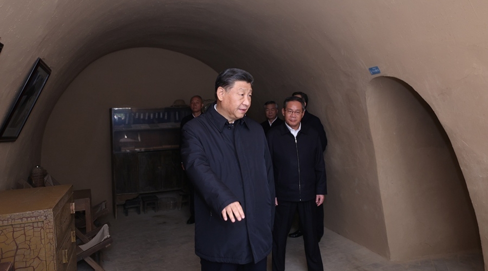 習(xí)近平在瞻仰延安革命紀(jì)念地時強(qiáng)調(diào) 弘揚(yáng)偉大建黨精神和延安精神 為實現(xiàn)黨的二十大提出的目標(biāo)任務(wù)而團(tuán)結(jié)奮斗